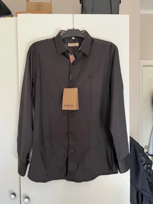 Burberry Skjorta - Säljer denna feta Burberry skjorta då den ej passar mig alls. Storleken är XL men sitter nog mera som L/M. Skjortan är i fint skick och har inga skador eller så, om du är intresserad eller har frågor så är det bara att höra av dig🤝
