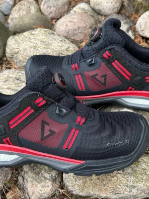 Arbetsskor(44) - Gesto Grid skyddsskor i strl 44 som endast är provade på fot vid ett tillfälle så skorna är givetvis i bästa tänkbara skick.  Säljes utan innesulor men detta införskaffas ju enkelt på egen hand efter egna önskemål.   Vattenavvisande skyddssko. Sportig, flexibel och stabil med Gesto Reactivate häldämpning av Infinergy® by BASF.   Reactivate ger en mycket bra dämpning med en fantastisk energiabsorption där 55% av rörelseenergin återgår till ditt steg. Mellansulan i Poured PU ger en mycket komforta