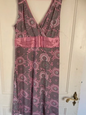 Klänning  - Säljer min mammas gamla klänning, mycket snygg men passar tyvärr inte mig😓 skriv om du undrar något 💞