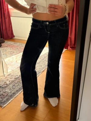 Bootcut jeans - Populära bootcut jeans från Gina Tricot. Mörkblå med vita sömmar👖🌷