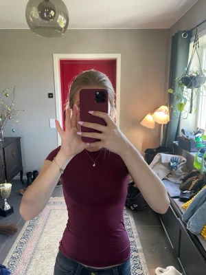 Mörkröd tight t-shirt - Säljer en mörkröd, tight t-shirt med korta ärmar. Väldigt stretchig. Typ aldrig använt. Skriv om ni har några frågor💕