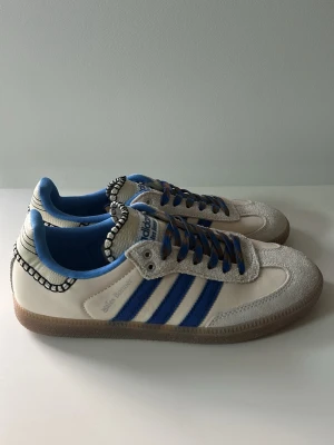 Adidas x Wales Bonner Samba - Eftertraktad collab mellan Adidas och Wales Bonner. Klassiska Samba med unika detaljer och premium känsla. Riktigt snygg färgkombination som sticker ut. OBS: Inga tillbehör ingår Skick: 8.5–9/10 Pris kan diskuteras 📦 Skickas eller möts upp