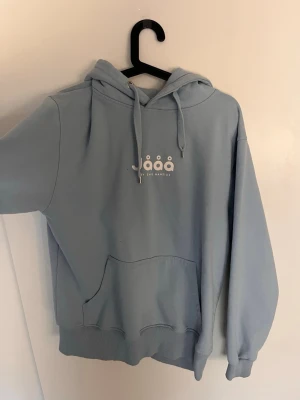 Ljusblå hoodie Emil Hansius - Ljusblå hoodie från Emil Hansius med trycket 'Jååå'. Jätte snygg och skön hoodie som ej går att köpa längre! Älskar själv Emil Hansons å hade gjärna haft kvar den men tyvärr är den lite förstor för mig tycker jag. (Högre pris då den somsagt inte går att köpa längre)