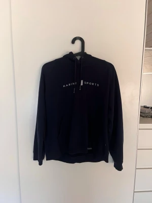 Marinblå hoodie från Marine Sports - Skön marinblå hoodie💕står storlek L men skulle säga S. Typ aldrig använd 