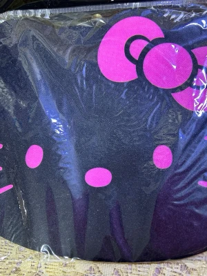 Hello Kitty musmattor  - Två musmattor med Hello Kitty-motiv, en i svart med rosa detaljer och en i rosa med svarta och gula detaljer. Båda är formade som Hello Kittys ansikte och tillverkade i mjukt tygmaterial med tryck. Perfekt för att göra skrivbordet lite roligare. 55kr /st 