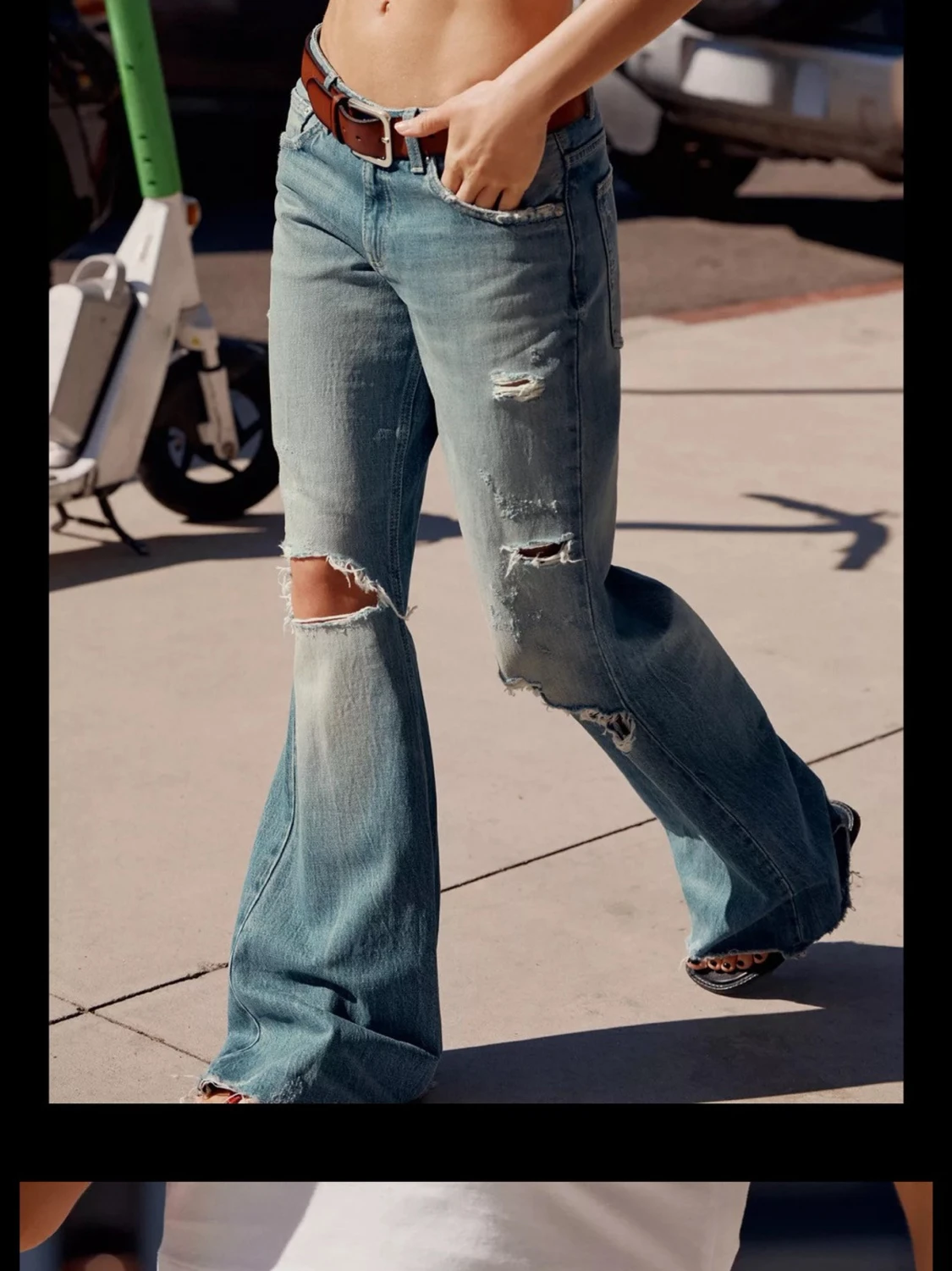 Blå slitna bootcut jeans