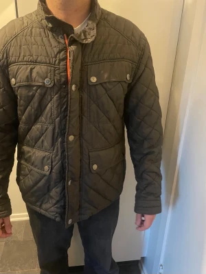 Izco jacka - Izco jacka som har några skador som man kan se på de sista bilderna annars bra skick!