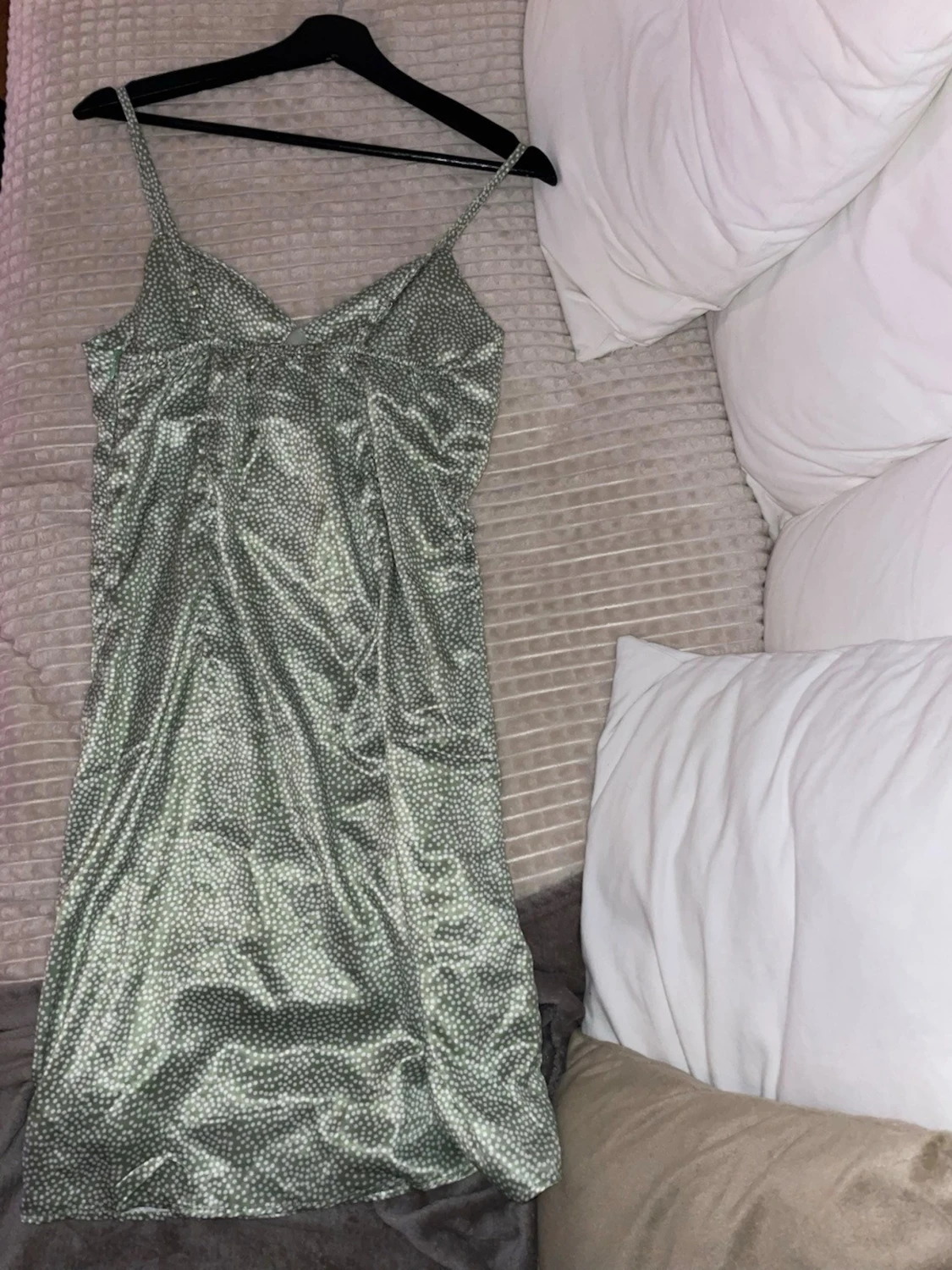 Grön prickig satinklänning - 1