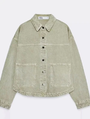 Zara jacka  - Jättecool trendig grön jeansjacka från Zara. Passar perfekt till våren för en trendig snygg look. Pris kan diskuteras