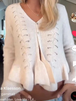 Söt kofta  - Söt beige/rosa kofta! Storlek M men sitter som xs