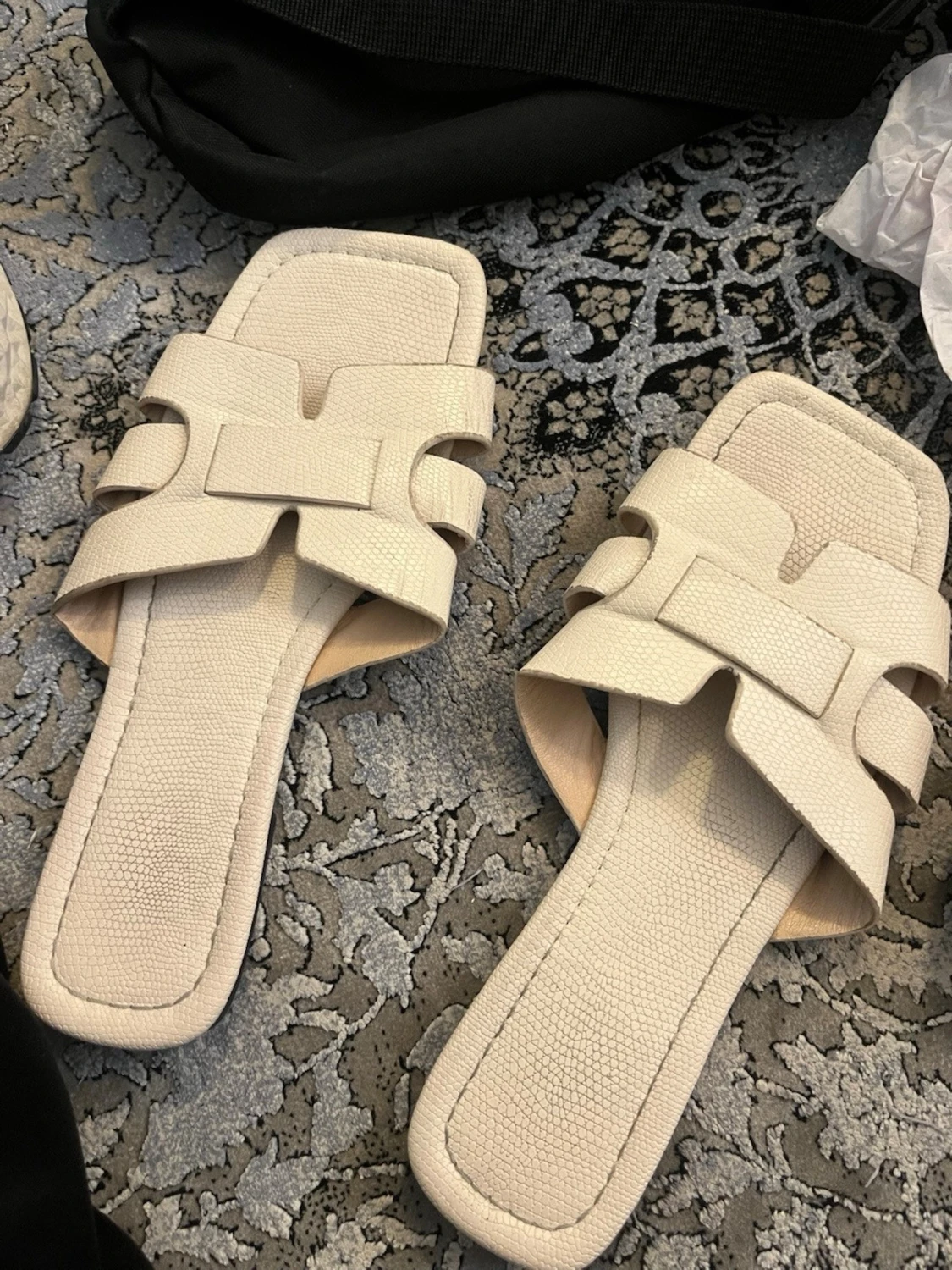 Beige sandaler med breda remmar - 2