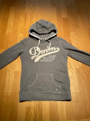 Archive Hoodie - Snygg Archive hoodie med snygg framsida | Storlek XXS | Skriv vid funderingar och skicka gärna bud!