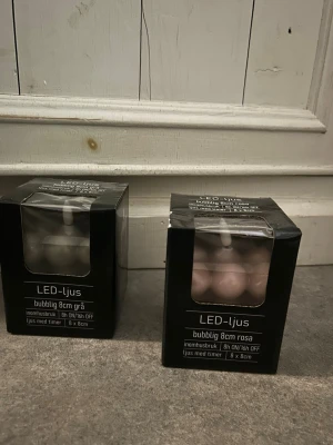 Två stycken LED-ljus (bubbelljus) - Oöppnade och oanvända. Batterier tillkommer ej. Grå och rosa. Säljer då jag rensar inför flytt 🪩