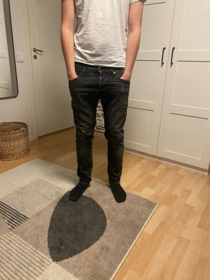 Jeans ifrån jack n jones med fina slitningar - Hej, jag säljer ett par schysta svarta slim fit jeans från jack n jones i storlek W32 L30. Dom har lite feta slitningar på framsidan. Säljer för endast 249, nypris är 899. Priset är inte hugget i sten kom gärna med prisförslag. Jag fraktar samma dag om ni köper innan 15:00 