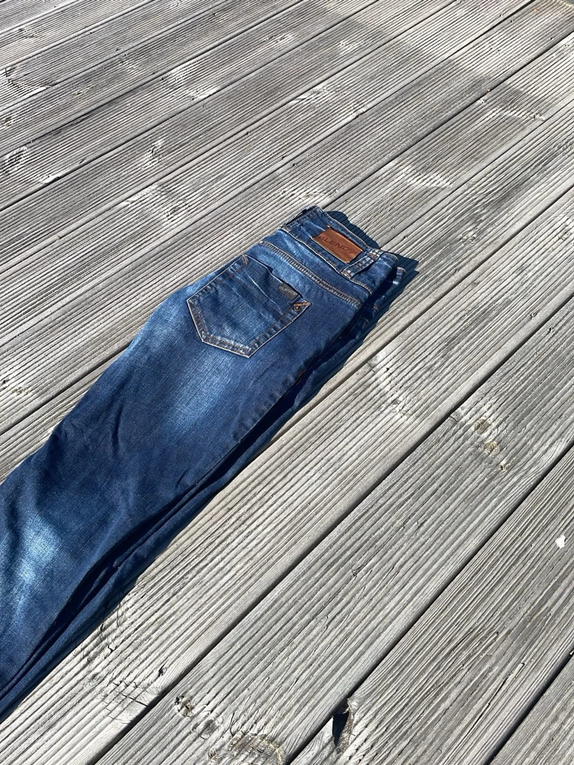 Mörkblå slitna jeans med rå kant - 2