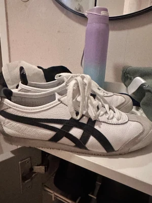 Vita Onitsuka Tiger Mexico 66 sneakers - Säljer ett par klassiska vita Onitsuka Tiger Mexico 66 sneakers. Säljer då de är lite småa för mig :/ 