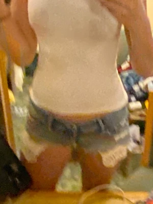 Hollister shorts - Jätte fina jätte low waist hollister shorts, älskar dessa men tyvär har dom blivit för små. De är size 28 men dom passade mig perfekt när jag va en size Small💞