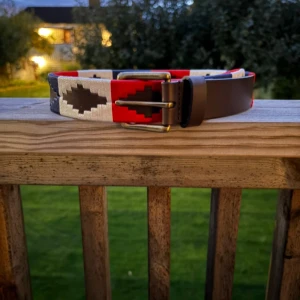 Nordfors Bälte Röd, Blå, Vit - Helt nya skärp för endast 349 kr. Handgjorda med mjukt högkvalitets läder med brodering i rött, blått och vitt. Gör så att din outfit sticker ut mer med Nordfors bälten! Total längd 120 cm, första hål 87 cm gjorde själv, 100 till andra.