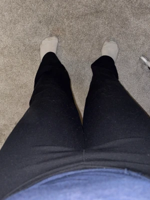 Svarta utsvängda byxor jätte söta  - Säljer ett par svarta byxor som jag inte har en aning om vart jag har köpte de men de står att de är från pola de är i storlek S och har testat och de var försmå annars har jag inte rört de så de är ”nya” orginal pris är 350kr vet jag och ny är 150kr