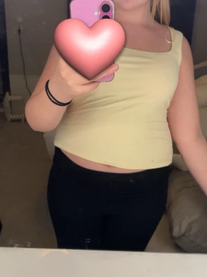 Ett jättefint gult linne från Gina med tjocka band - Super vårigt gult linne med tjocka band från Gina tricot använt en gång på påsken förra året annars inte orginal pris var 179kr det nya är 70kr jätte bra skick