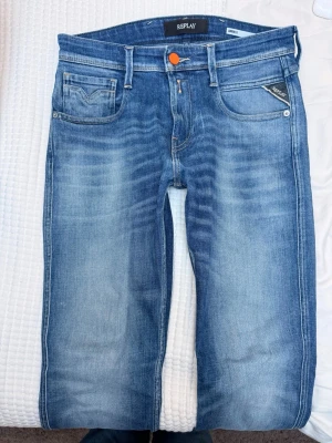 Blå washed Anbass jeans från Replay - Åt de ljusare blå hållet med wash, utan skador eller slitningar. Är använda,  men helt i skick! Storlek W28 / L30 (32 från början men uppsydda till Ca 30) Modellen Anbass. 