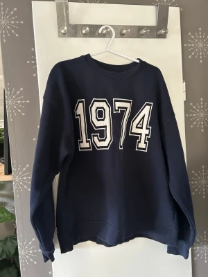 Mörkblå sweatshirt från Gina Tricot - Den är lite knopprig på insidan men annars i bra skick 💓
