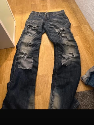 riped lowrise jeans - Säljer ett par jättesnygga blå baggy jeans med slitningar på framsidan, köpte på vinted så de e inte mina bilder men dom va tyvärr för små🥹