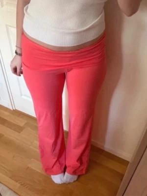 14+ coral baggy yoga pants - Storlek M från Gina tricot 14+, korall färg 
