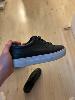Svarta sneakers från Axel Arigato - Hallå hallå försöker hjälpa min tjej att sälja sina arigatos i storlek 38 nästan aldrig använda av henne då hon fick ett par andra skor! Väldigt bra skick inget fel på dem inga hål eller något liknande bara höra av er om ni undrar något!😊Priset går att diskutera