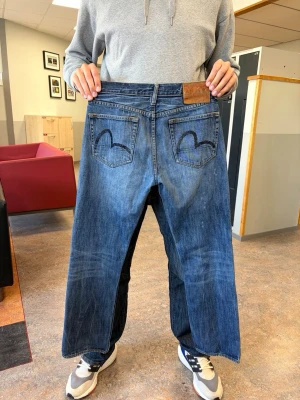 Evisu Jeans - Storlek 31 fast passar mer åt 29hållet, sjukt vacker fade köpta på tradera MIDJA 37cm Längd 100cm