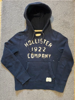 Vintage Hollister Hoodie - Extremt sällsynt och unik Hollister Hoodie med tryck | Hoodien har en unik sliten & distressed design! | Mycket bra skick | Storlek S | Längd≈ 65 cm, Bredd 52 cm under armhål-armhåla| Modell 175cm, 68kg | Priset ej hugget i sten! 