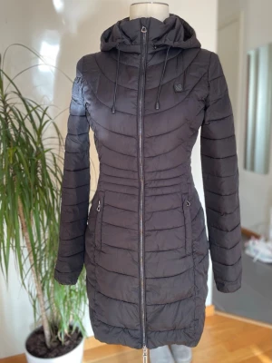 Jacka - Snygg svart jacka figurnära passform, huva med dragsko och två dragkedjeförsedda fickor. Perfekt för våren🌸