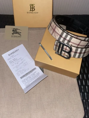 Burrberry bälte  - Säljer ett helt nytt bälte. Bältet är 105 cm. Säljes för 439 kr och är i helt nytt skick. Är öppen för bud så det är bara att skriva 😀 //Mvh sweclothesss