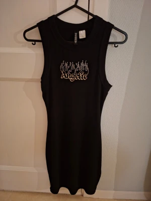 Svart tight klänning - Säljer denna klänning från H&M. Säljer då den inte är min stil mera. Använd fåtal gånger. Strl Xs. Minns inte nypris men skulle gissa mellan 200-300kr. På klänningen står det "Angelic"