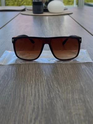 Bruna solglasögon - Stiliga solglasögon med brunt tonat glas, liknar ray-bans boyfriend modell fast till ett schystare pris. Perfekta för sommaren och för att lyfta fram din outfit🕶️🔥