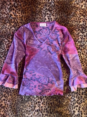  Lila blus  - Snygg lila meshtopp/blus från Vila. Köpt second hand men i bra skick, har bara använt 2-3 ggr!