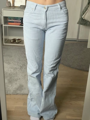 Ljusblåa bootcut manchesterbyxor - Säljer ett par trendiga ljusblåa manchesterbyxor bootcut  byxor. De har mid/ low waist och är i 100% bomull! Midjemått: 37 och innerbenslängd: 80, pris kan diskuteras! 💕