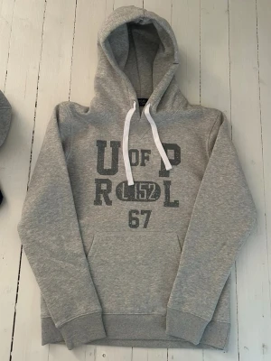 Ralph Lauren hoodie herr, storlek S  - Hej! Säljer denna riktigt schyssta hoodie från Ralph Lauren. Den är i storlek M men sitter en storlek litet och passar därför som en S. Den är endast använd någon enstaka gång och är därmed i ett nyskick. Original lappar och påse finns kvar och medföljer naturligtvis vid köp. Jag fraktar alltid snabbt! Mvh