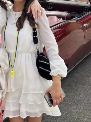 Studentklänning  - Säljer min studentklänning i storlek XS. Använd på studentdagen endast. Mycket fint skick, har dock en liten fläck vid nyckelbenet (se bild) men det syns inte i solljus. Insydd i midjan. Pris går att diskuteras! Vid intresse är det bara att höra av sig❤️