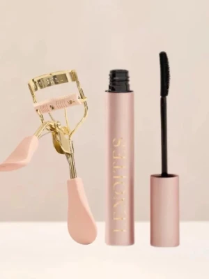 Lenoites mascara och ögonfransböjare - Snygg mascara från Lenoites i en stilren, matt rosa tub med svart borste för definierade fransar. Medföljer gör en ögonfransböjare i guldmetall med mjuka, ljusrosa handtag och vit silikonpad för enkel och skonsam böjning av fransarna.
