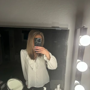 Vit blus  - Super fin vit blus med spets  Knappt använd  Kontakta för fler bilder 💌