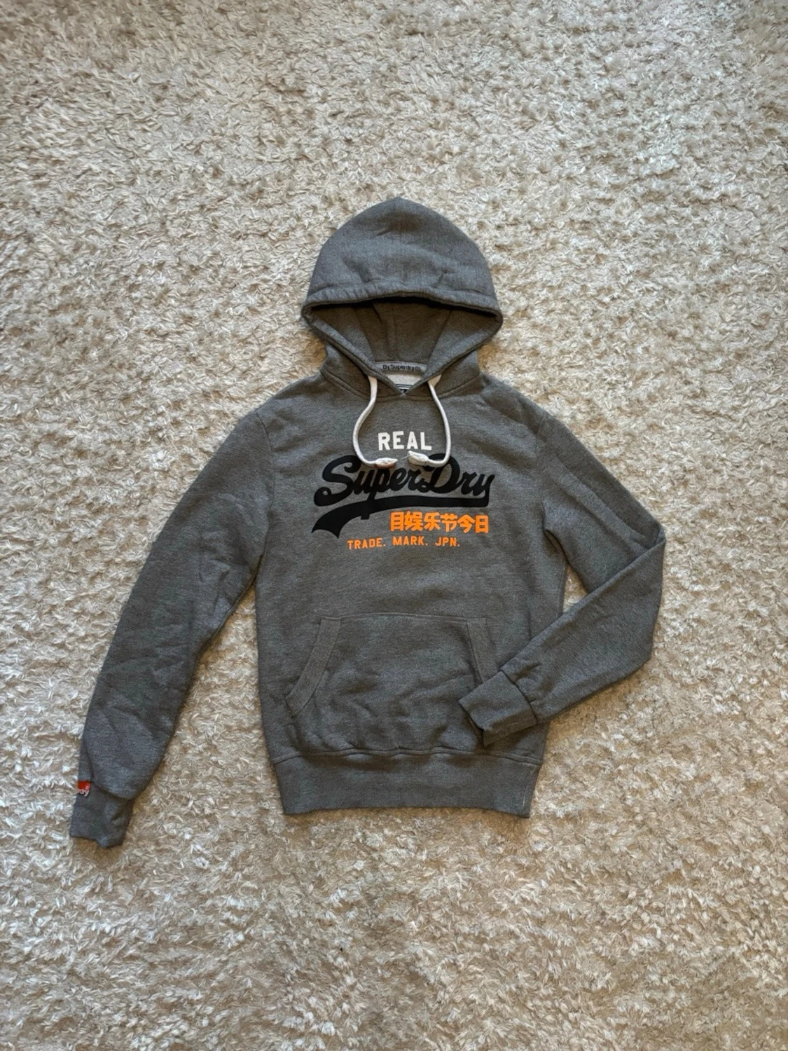 Grå hoodie från superdry