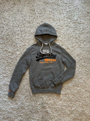 Grå hoodie från superdry - Snygg hoodie i mycket bra skick. Storlek S!