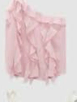 Rosa oneshoulder topp med volang - Söt rosa topp med oneshoulder-design och volangdetaljer framtill. Perfekt för dig som gillar en feminin och trendig stil. Toppen är ärmlös och har en luftig passform.