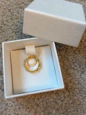 Ring med blommönster - Jätte gullig guld färgad ring som har blommar med färgad ”pärla” i mitten. Den är liten och passar nog främst på lillfinger så länge man inte har mycket smala händer.  Jag har aldrig använt den då jag fick den i present men ej använder guld smycken🙂