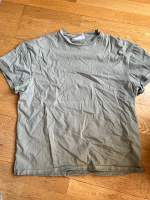 Ljusgrön basic t-shirt unisex - En enkel ljusgrön t-shirt i mjuk bomull med rund hals och korta ärmar. Modellen är rak och passar både tjejer och killar. Perfekt till jeans eller shorts för en avslappnad look.