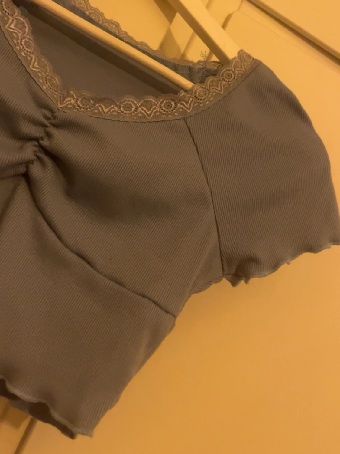 Blå croppad topp med spetskant - 4