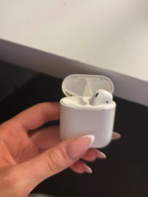 Trådlösa vita in-ear hörlur - Säljer en airpod. Funkar som normalt men köpte nya. 