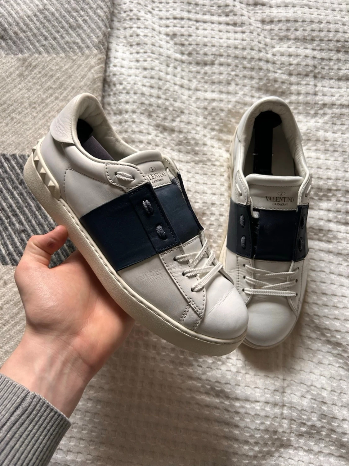 Valentino vita sneakers med blå detalj - 1