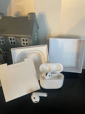 EarPods 4  - Säljer ett par EarPods 4 i mycket fint skick. Perfekta för dig som vill ha smidiga, trådlösa hörlurar med klart ljud och enkel användning.✨